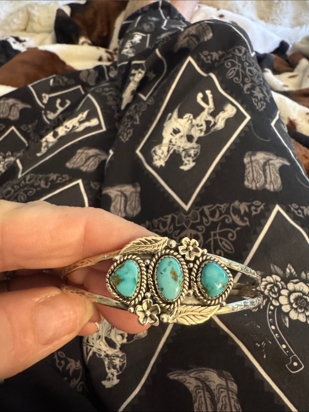 Vibtage but like new turquoise Triple Stone Floral 925 Silver Cuff Bracelet